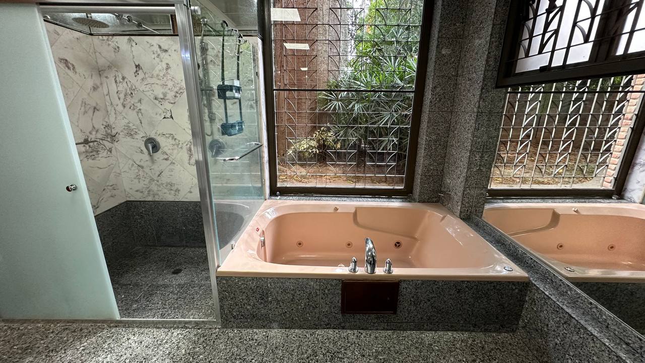 Altamira-Apartamento-Baño (2) Apartamento Planta Baja en Venta en Altamira, Caracas – 783m², 6 Habitaciones, 6 Baños y 7 Puestos de Estacionamiento