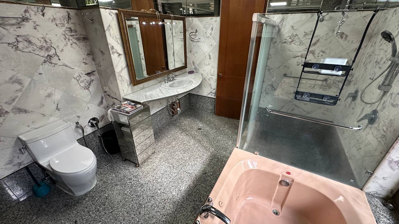 Altamira-Apartamento-Baño (3) Apartamento Planta Baja en Venta en Altamira, Caracas – 783m², 6 Habitaciones, 6 Baños y 7 Puestos de Estacionamiento