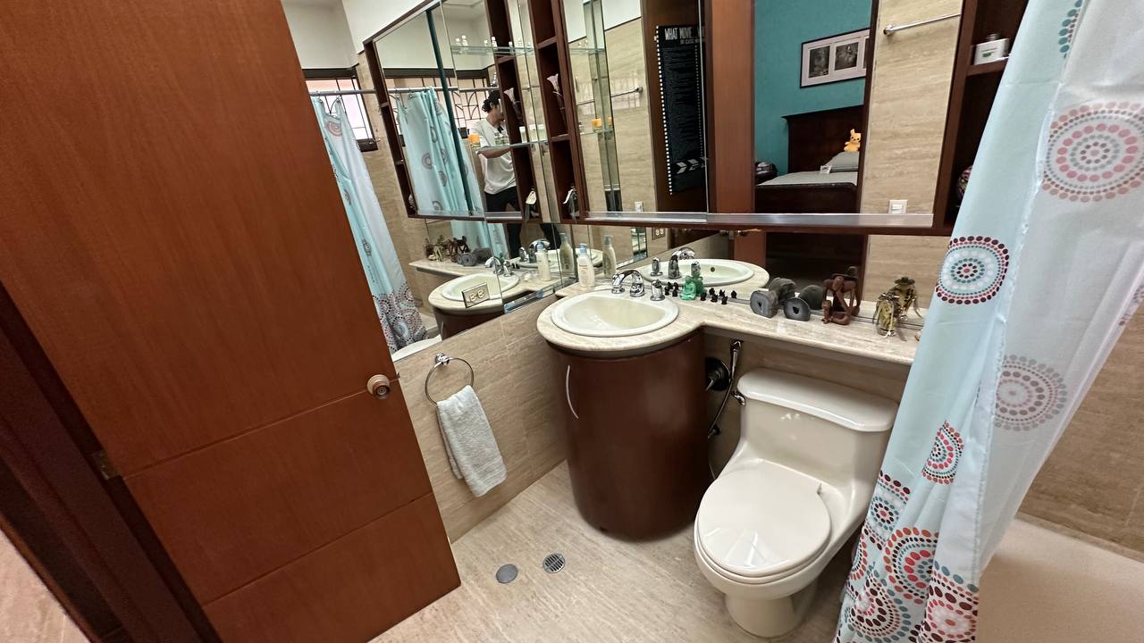 Altamira-Apartamento-Baño (4) Apartamento Planta Baja en Venta en Altamira, Caracas – 783m², 6 Habitaciones, 6 Baños y 7 Puestos de Estacionamiento