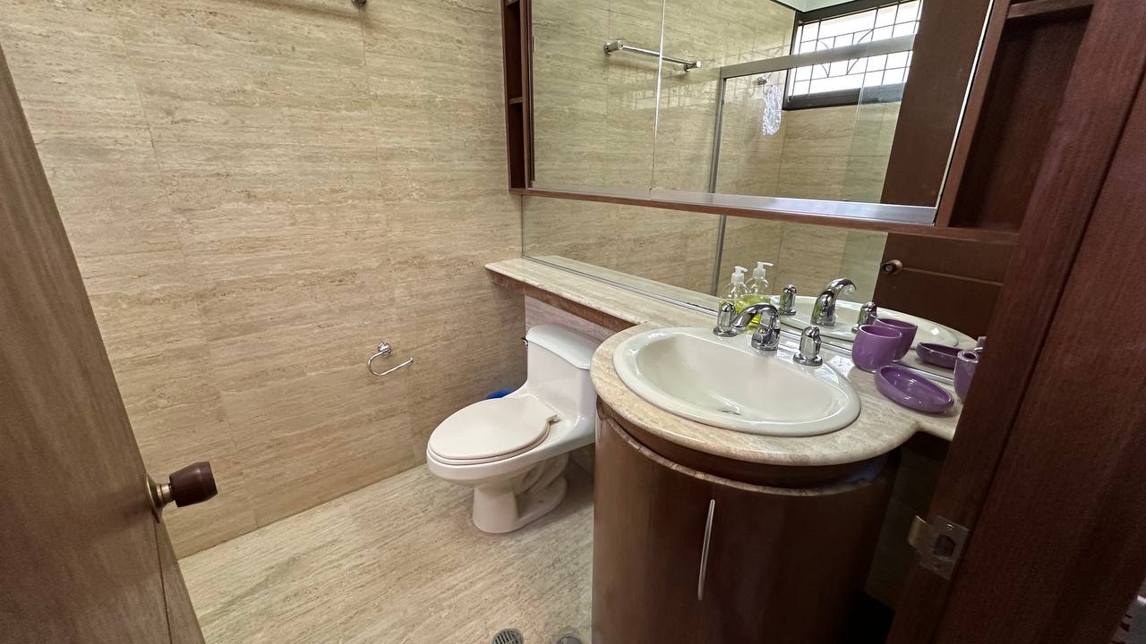 Altamira-Apartamento-Baño (5) Apartamento Planta Baja en Venta en Altamira, Caracas – 783m², 6 Habitaciones, 6 Baños y 7 Puestos de Estacionamiento