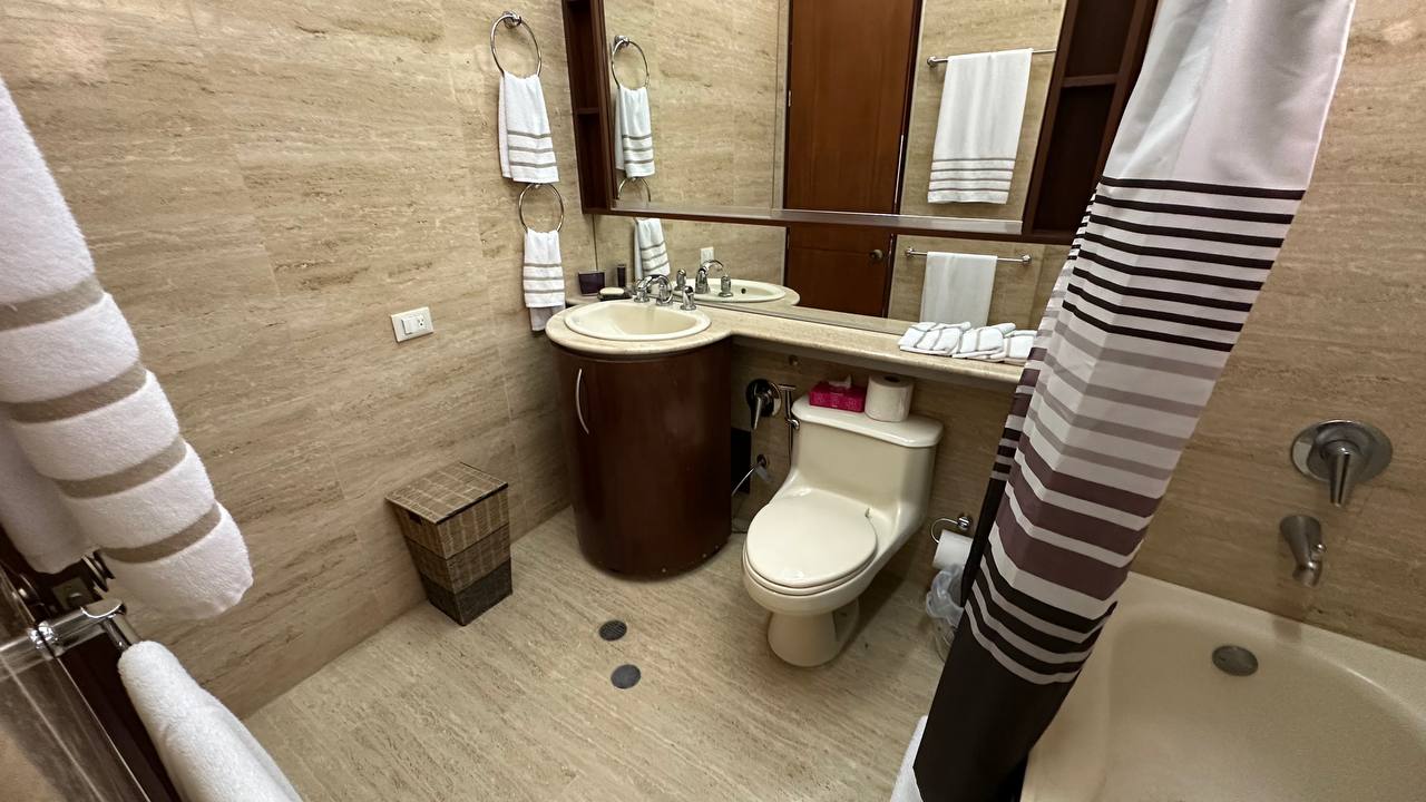 Altamira-Apartamento-Baño (7) Apartamento Planta Baja en Venta en Altamira, Caracas – 783m², 6 Habitaciones, 6 Baños y 7 Puestos de Estacionamiento
