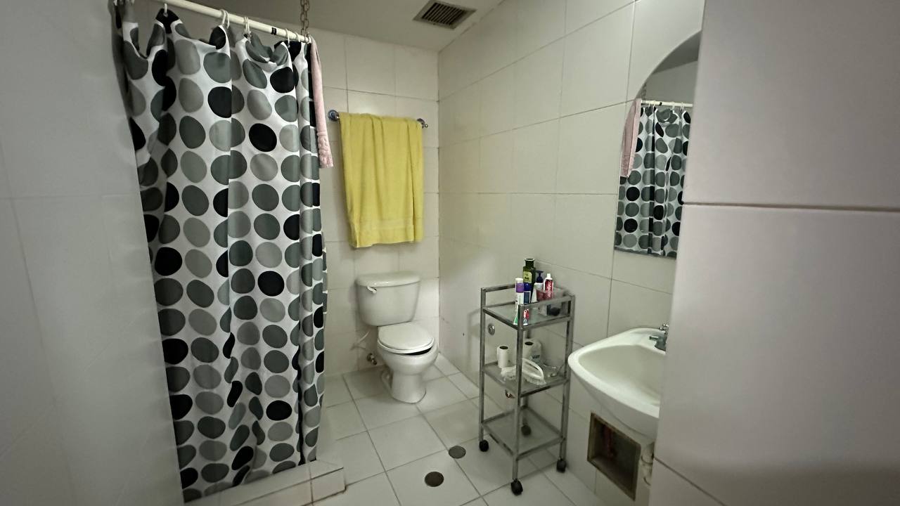 Altamira-Apartamento-Baño Apartamento Planta Baja en Venta en Altamira, Caracas – 783m², 6 Habitaciones, 6 Baños y 7 Puestos de Estacionamiento