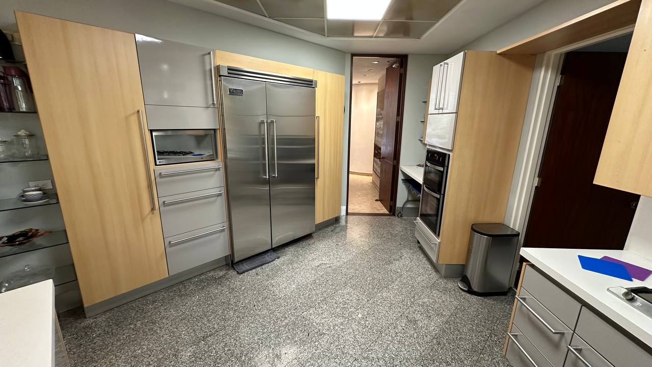 Altamira-Apartamento-Cocina (2) Apartamento Planta Baja en Venta en Altamira, Caracas – 783m², 6 Habitaciones, 6 Baños y 7 Puestos de Estacionamiento