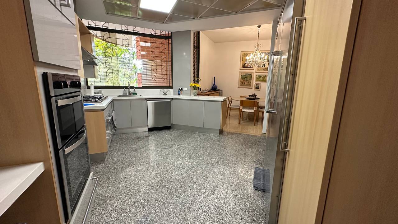 Altamira-Apartamento-Cocina (3) Apartamento Planta Baja en Venta en Altamira, Caracas – 783m², 6 Habitaciones, 6 Baños y 7 Puestos de Estacionamiento