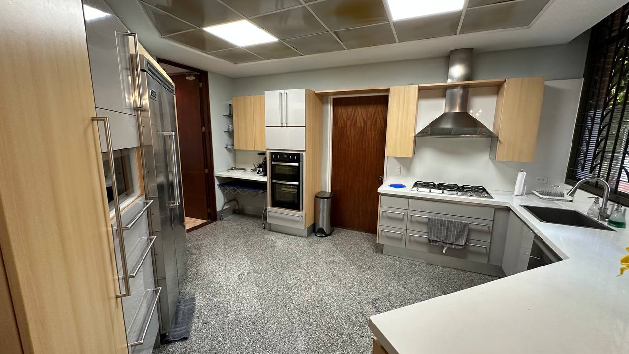 Altamira-Apartamento-Cocina Apartamento Planta Baja en Venta en Altamira, Caracas – 783m², 6 Habitaciones, 6 Baños y 7 Puestos de Estacionamiento