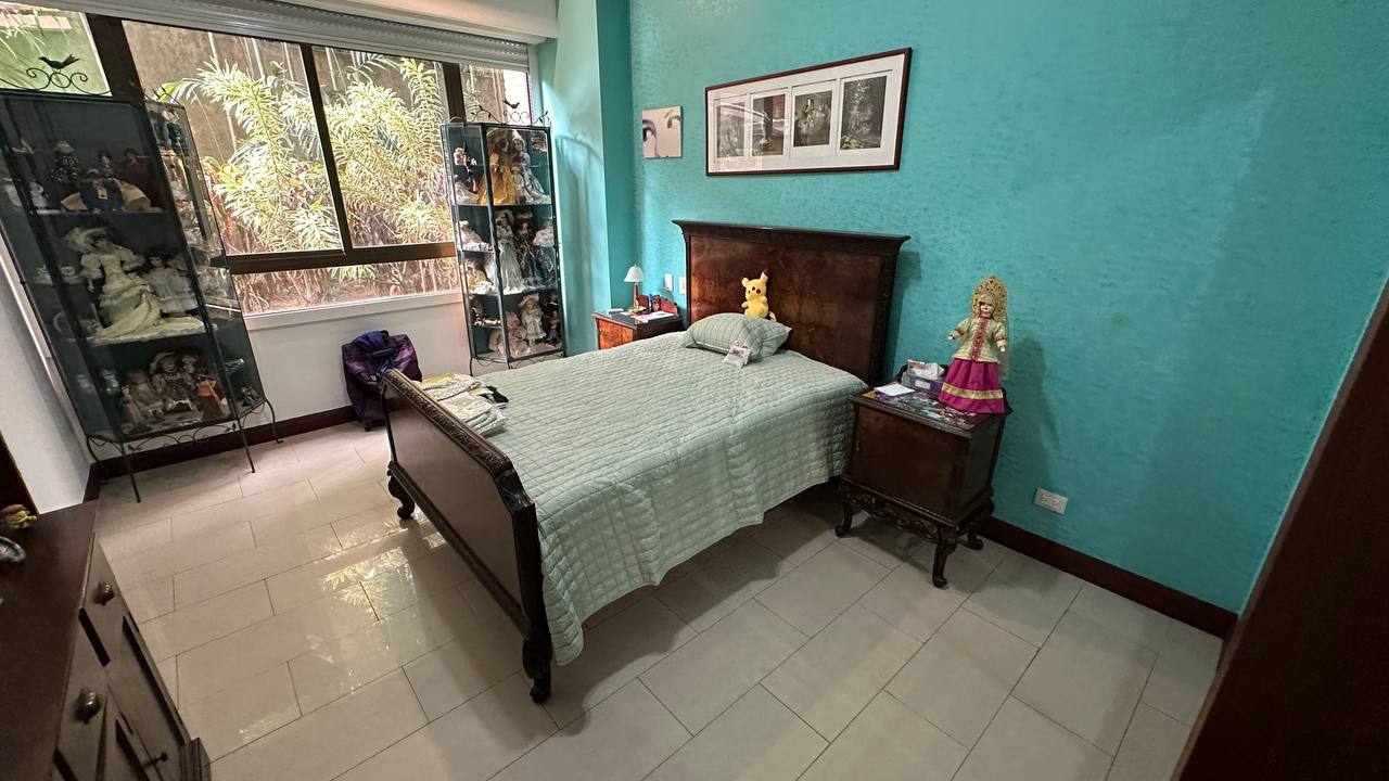 Altamira-Apartamento-Dormitorio (2) Apartamento Planta Baja en Venta en Altamira, Caracas – 783m², 6 Habitaciones, 6 Baños y 7 Puestos de Estacionamiento