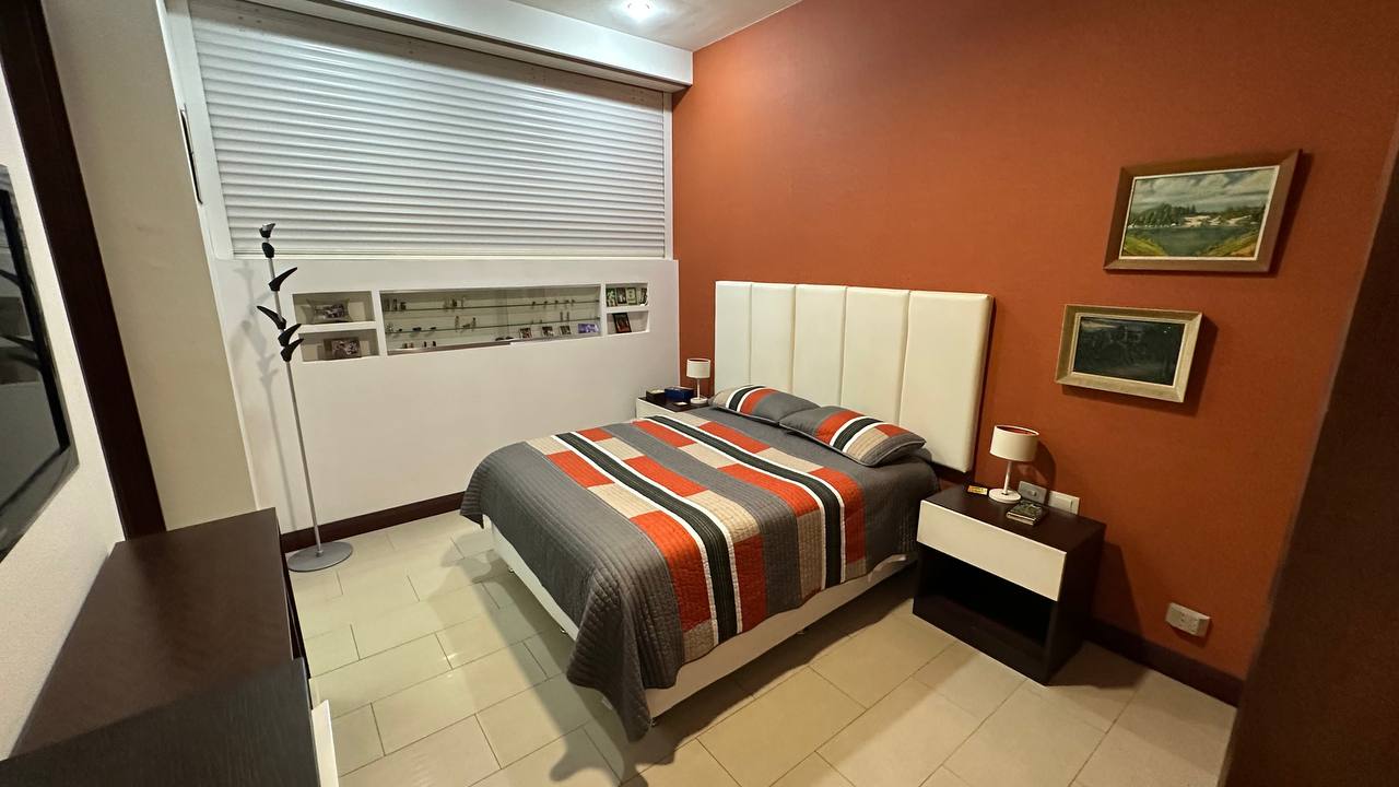 Altamira-Apartamento-Dormitorio (3) Apartamento Planta Baja en Venta en Altamira, Caracas – 783m², 6 Habitaciones, 6 Baños y 7 Puestos de Estacionamiento