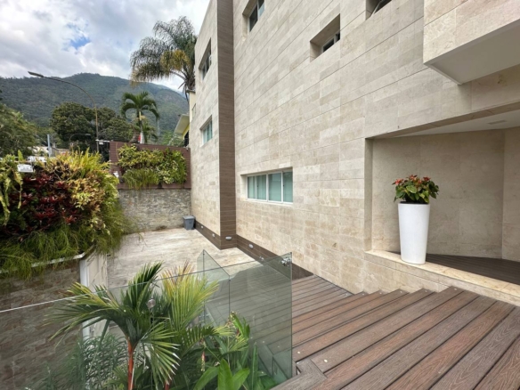 Casa en Venta en Altamira, Caracas – 1.800m², 8 Habitaciones, 8.5 Baños y 6 Puestos de Estacionamiento