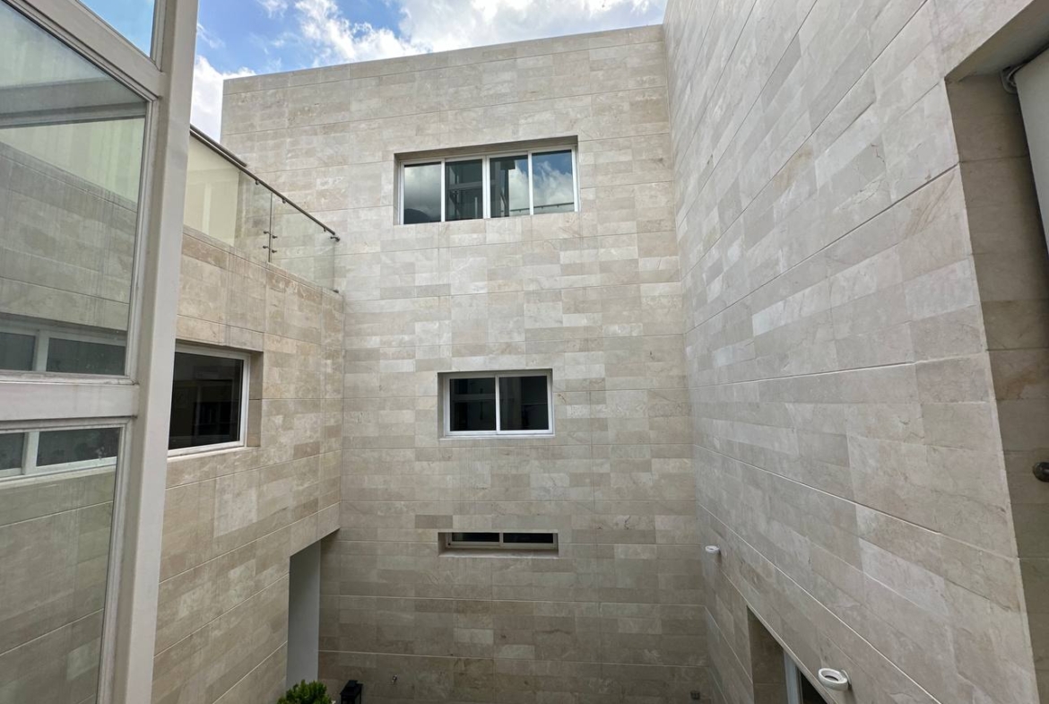 Casa en Venta en Altamira, Caracas – 1.800m², 8 Habitaciones, 8.5 Baños y 6 Puestos de Estacionamiento