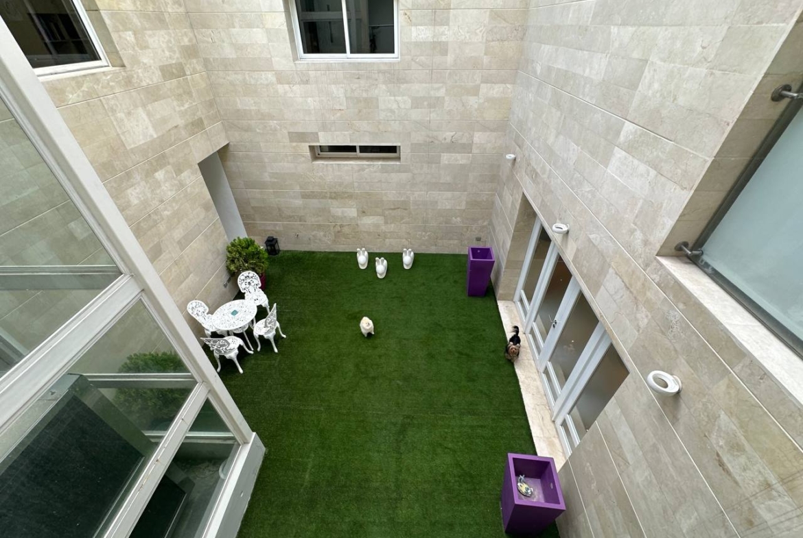 Casa en Venta en Altamira, Caracas – 1.800m², 8 Habitaciones, 8.5 Baños y 6 Puestos de Estacionamiento