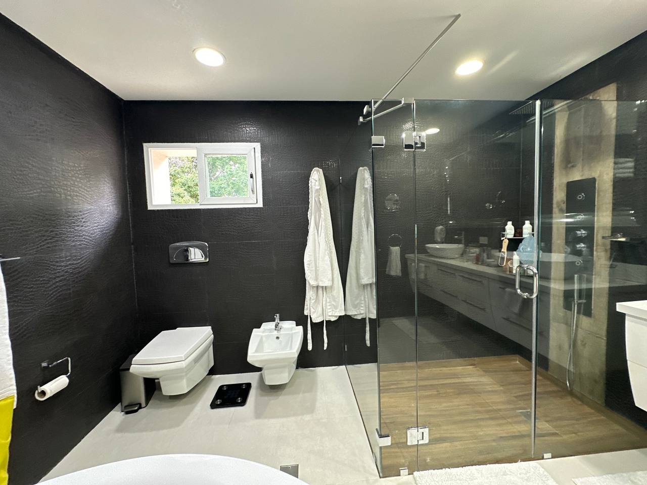 Altamira-Casa-Baño (5) Casa en Venta en Altamira, Caracas – 1.800m², 8 Habitaciones, 8.5 Baños y 6 Puestos de Estacionamiento
