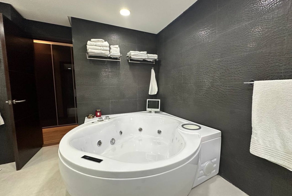 Casa en Venta en Altamira, Caracas – 1.800m², 8 Habitaciones, 8.5 Baños y 6 Puestos de Estacionamiento