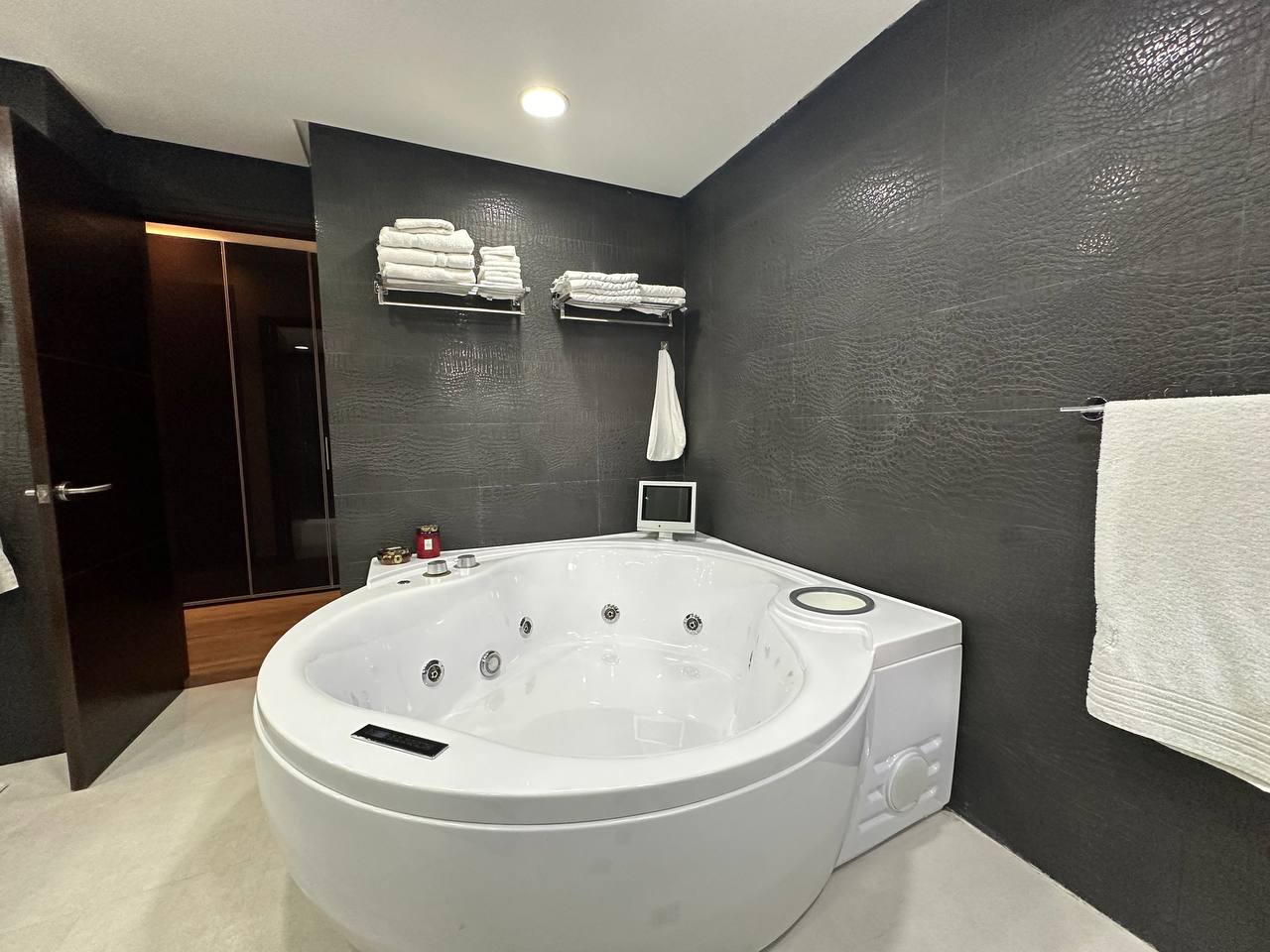 Altamira-Casa-Baño (6) Casa en Venta en Altamira, Caracas – 1.800m², 8 Habitaciones, 8.5 Baños y 6 Puestos de Estacionamiento