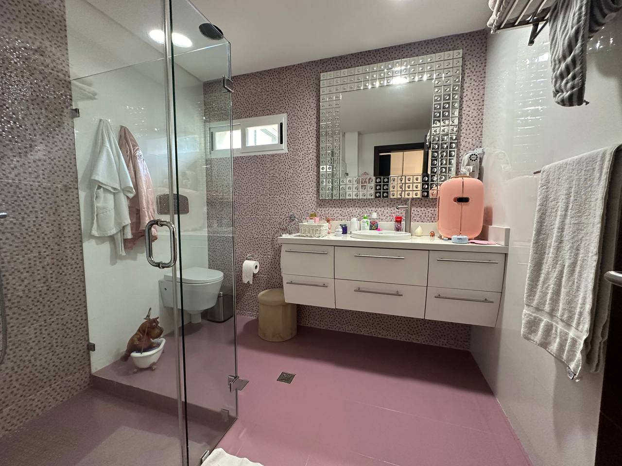 Altamira-Casa-Baño (7) Casa en Venta en Altamira, Caracas – 1.800m², 8 Habitaciones, 8.5 Baños y 6 Puestos de Estacionamiento