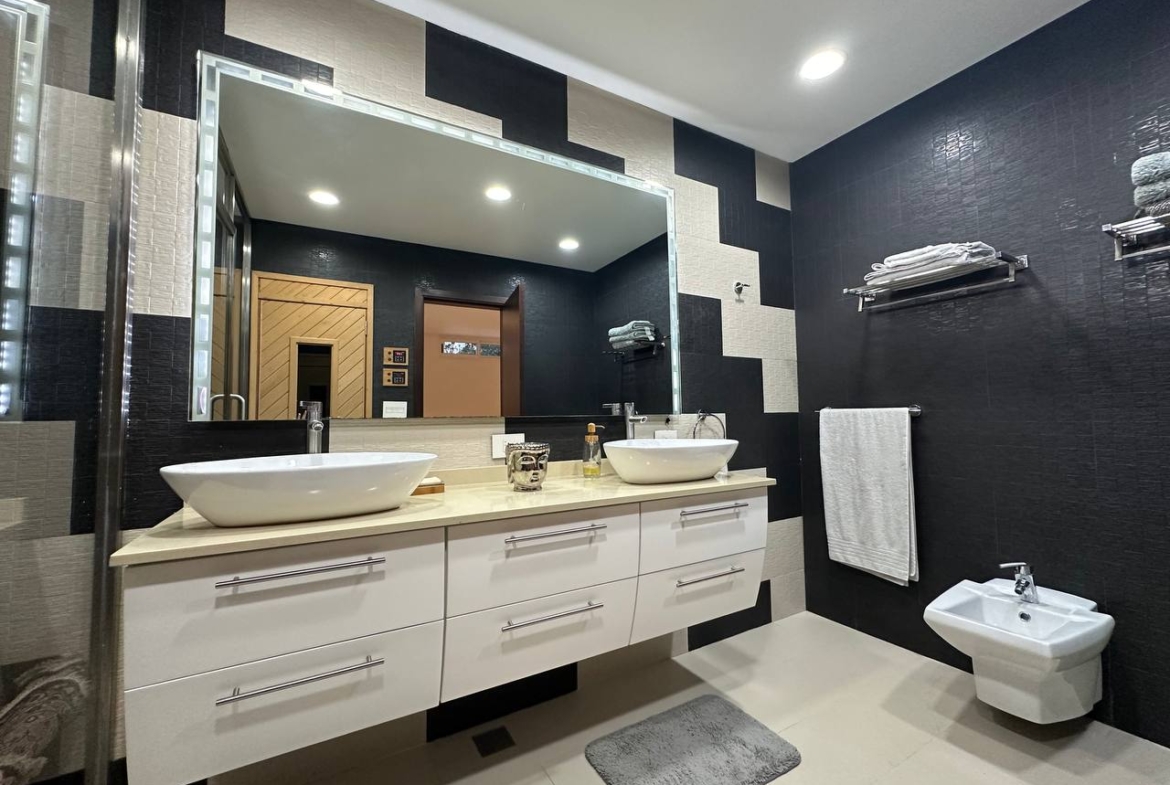 Casa en Venta en Altamira, Caracas – 1.800m², 8 Habitaciones, 8.5 Baños y 6 Puestos de Estacionamiento