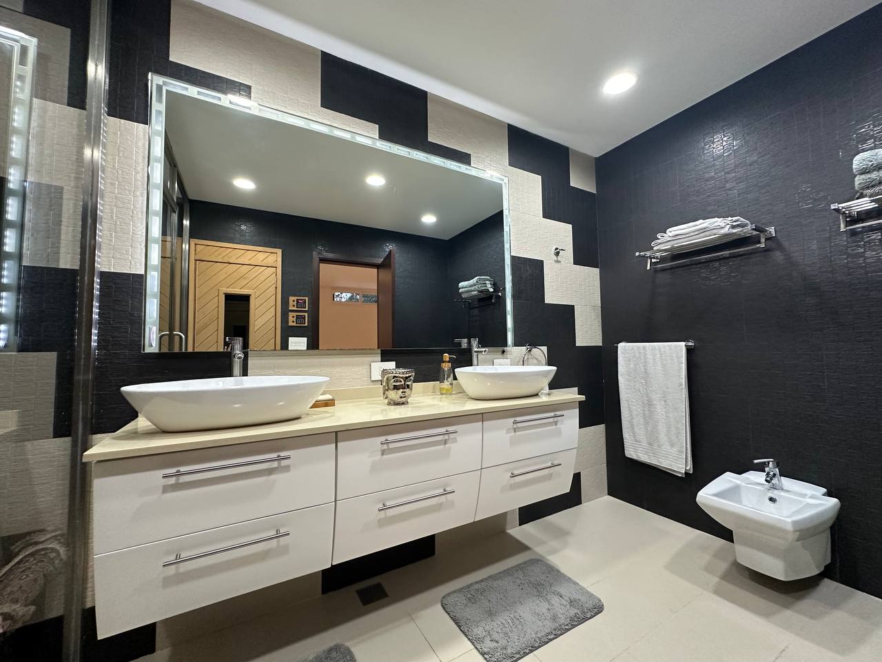 Altamira-Casa-Baño (8) Casa en Venta en Altamira, Caracas – 1.800m², 8 Habitaciones, 8.5 Baños y 6 Puestos de Estacionamiento