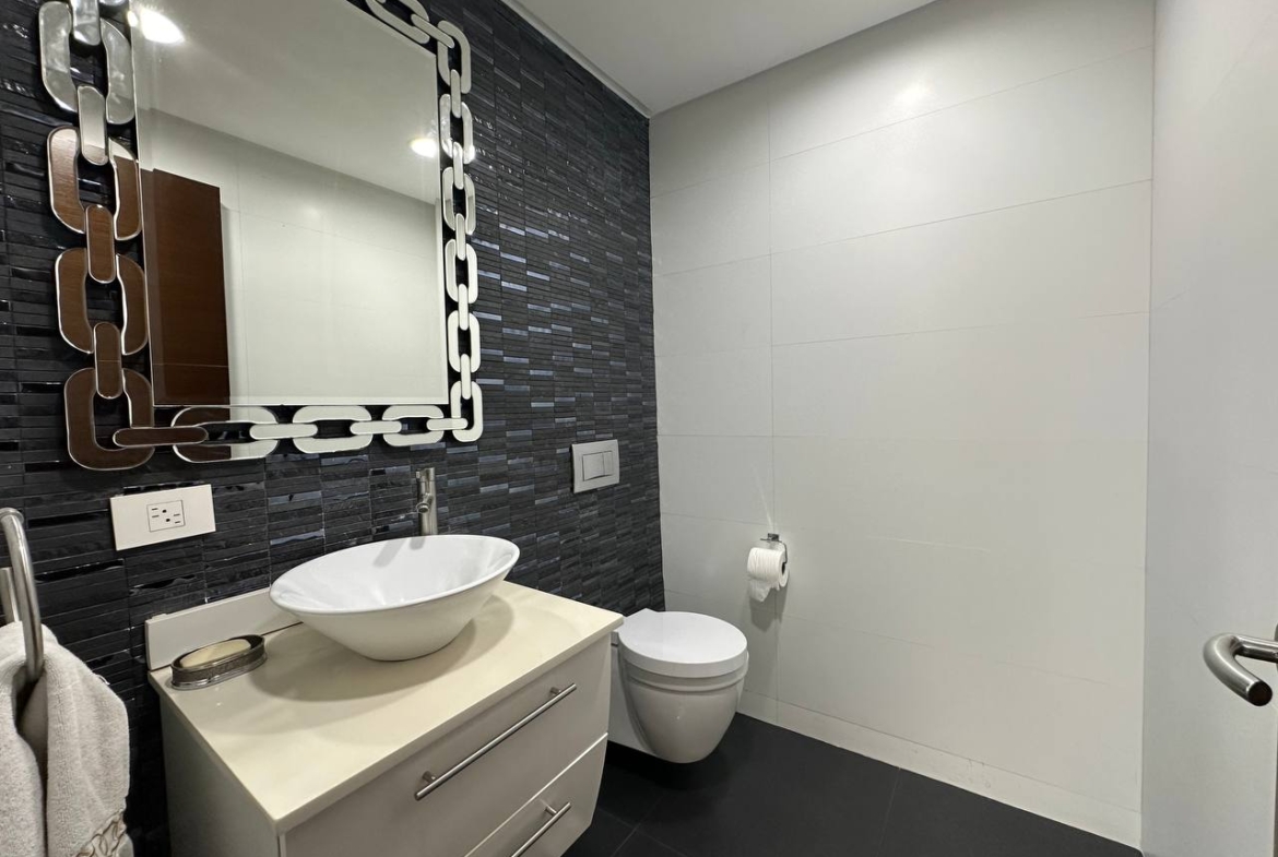 Casa en Venta en Altamira, Caracas – 1.800m², 8 Habitaciones, 8.5 Baños y 6 Puestos de Estacionamiento