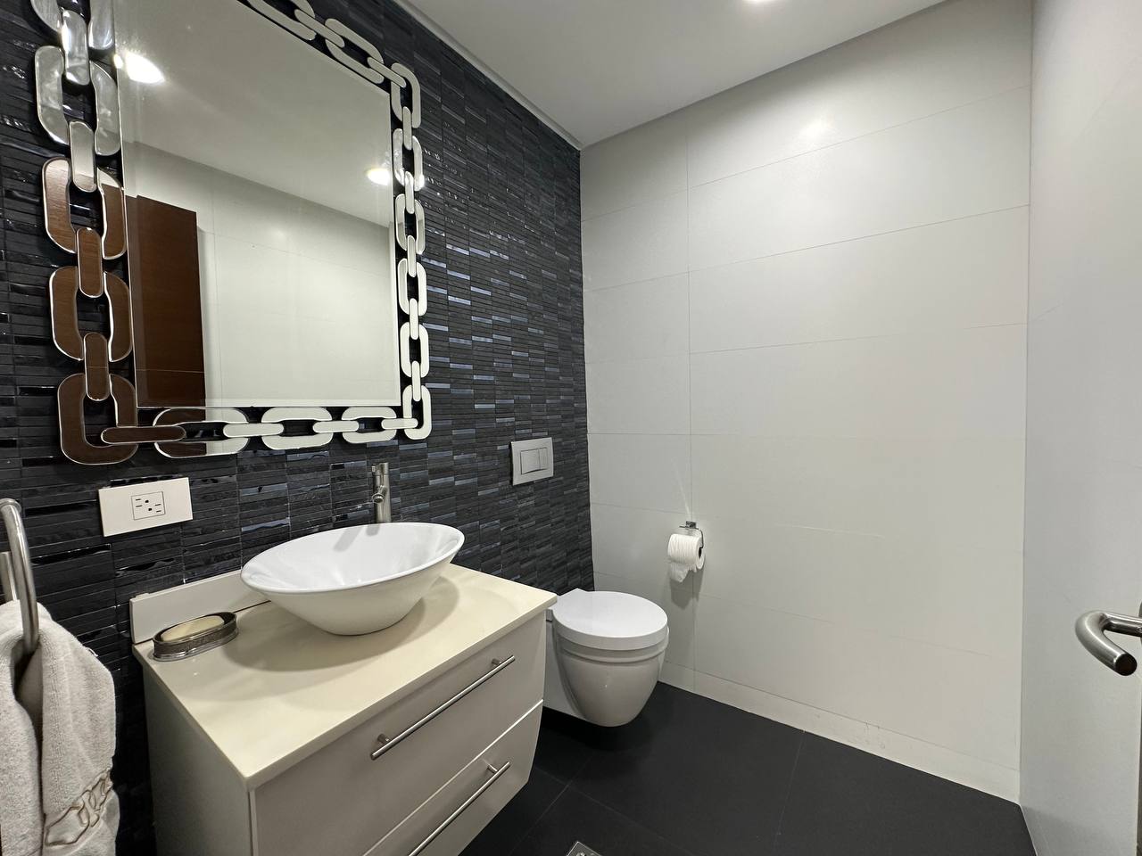 Altamira-Casa-Baño (9) Casa en Venta en Altamira, Caracas – 1.800m², 8 Habitaciones, 8.5 Baños y 6 Puestos de Estacionamiento
