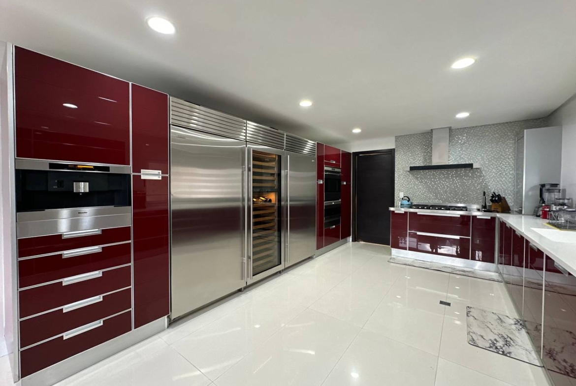 Casa en Venta en Altamira, Caracas – 1.800m², 8 Habitaciones, 8.5 Baños y 6 Puestos de Estacionamiento