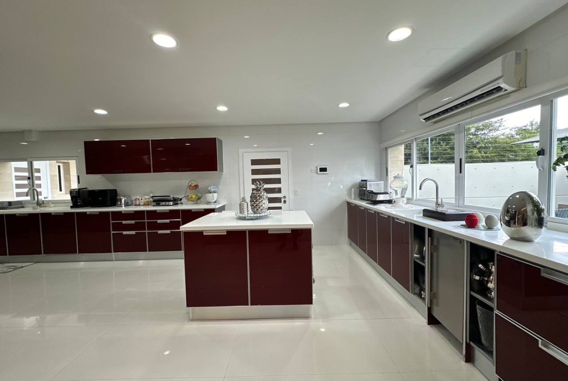 Casa en Venta en Altamira, Caracas – 1.800m², 8 Habitaciones, 8.5 Baños y 6 Puestos de Estacionamiento