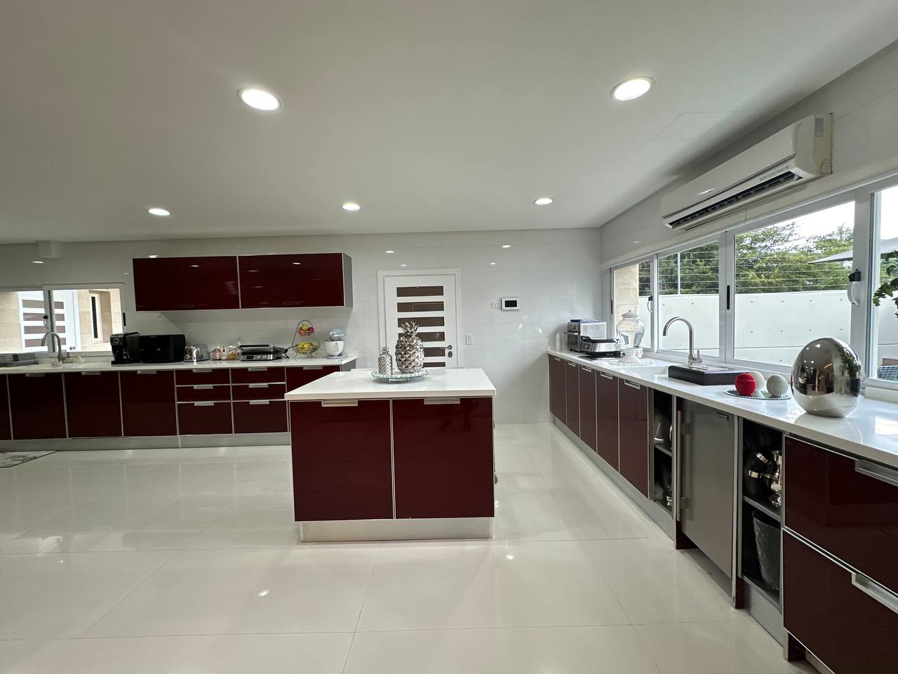 Altamira-Casa-Cocina (2) Casa en Venta en Altamira, Caracas – 1.800m², 8 Habitaciones, 8.5 Baños y 6 Puestos de Estacionamiento