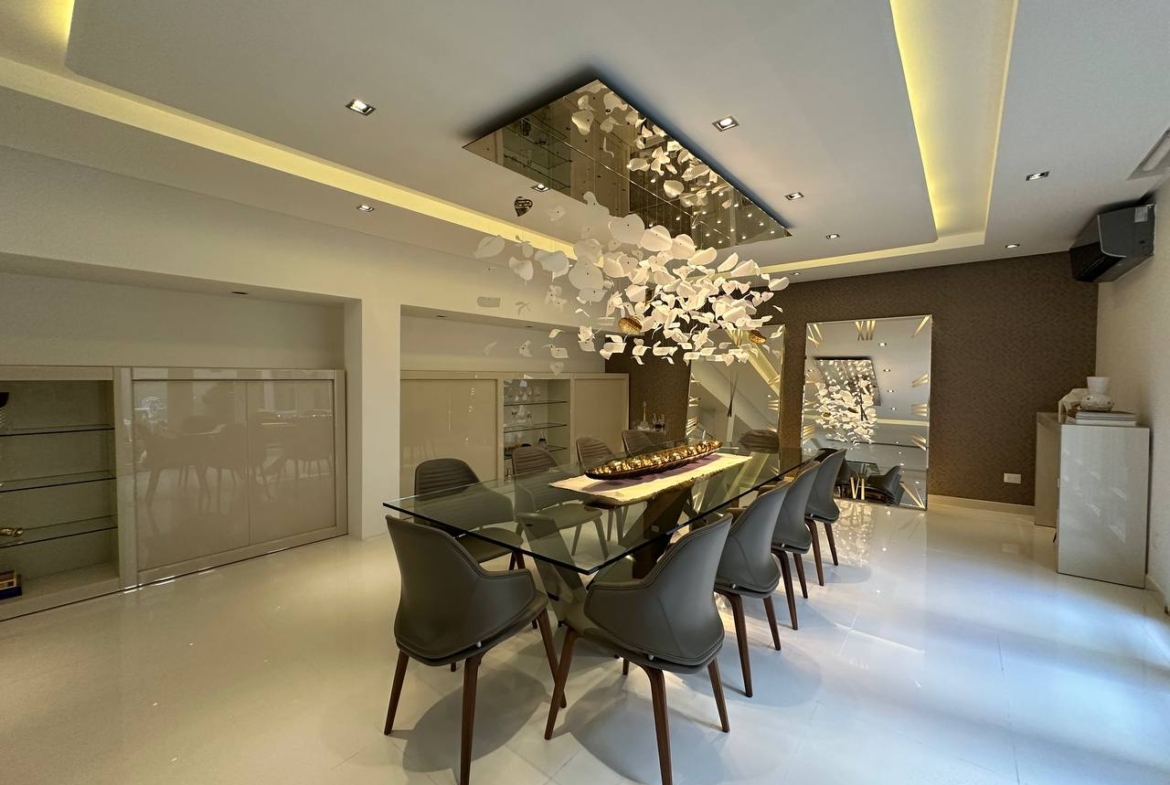 Casa en Venta en Altamira, Caracas – 1.800m², 8 Habitaciones, 8.5 Baños y 6 Puestos de Estacionamiento