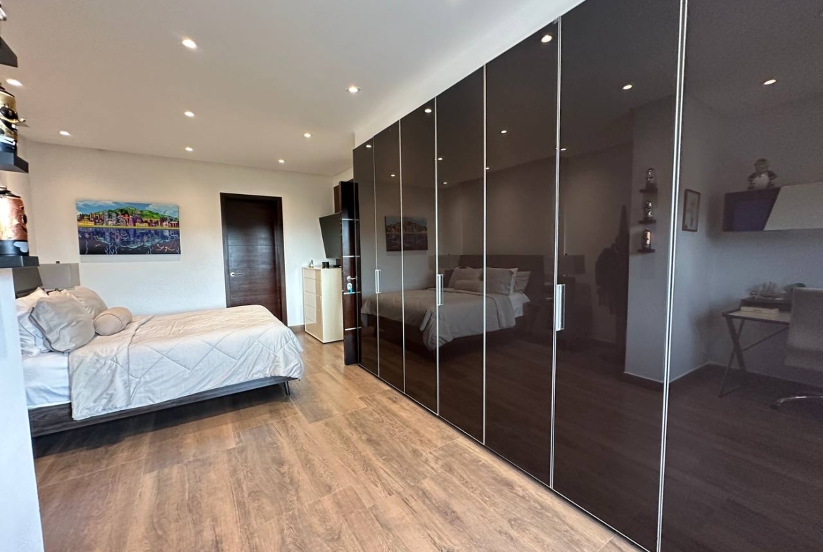 Casa en Venta en Altamira, Caracas – 1.800m², 8 Habitaciones, 8.5 Baños y 6 Puestos de Estacionamiento