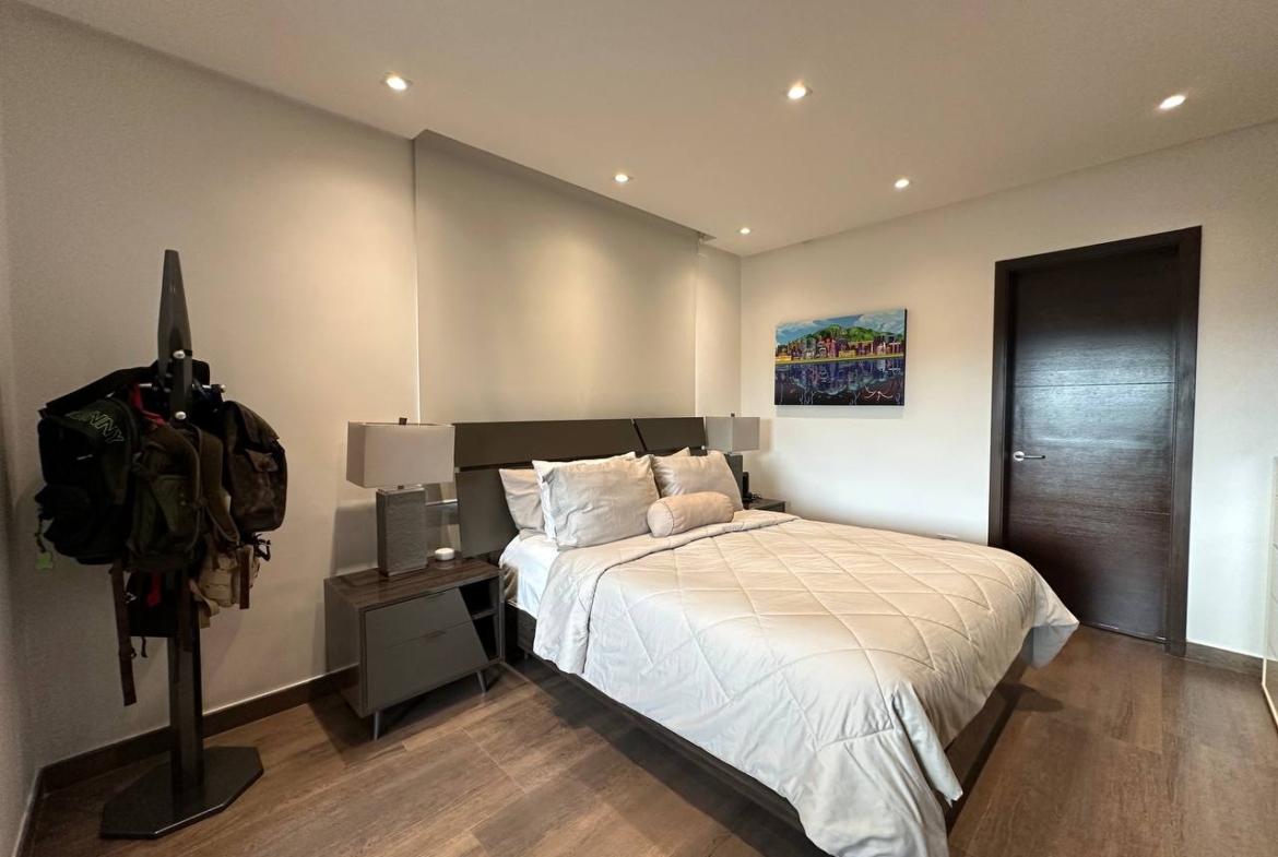 Casa en Venta en Altamira, Caracas – 1.800m², 8 Habitaciones, 8.5 Baños y 6 Puestos de Estacionamiento