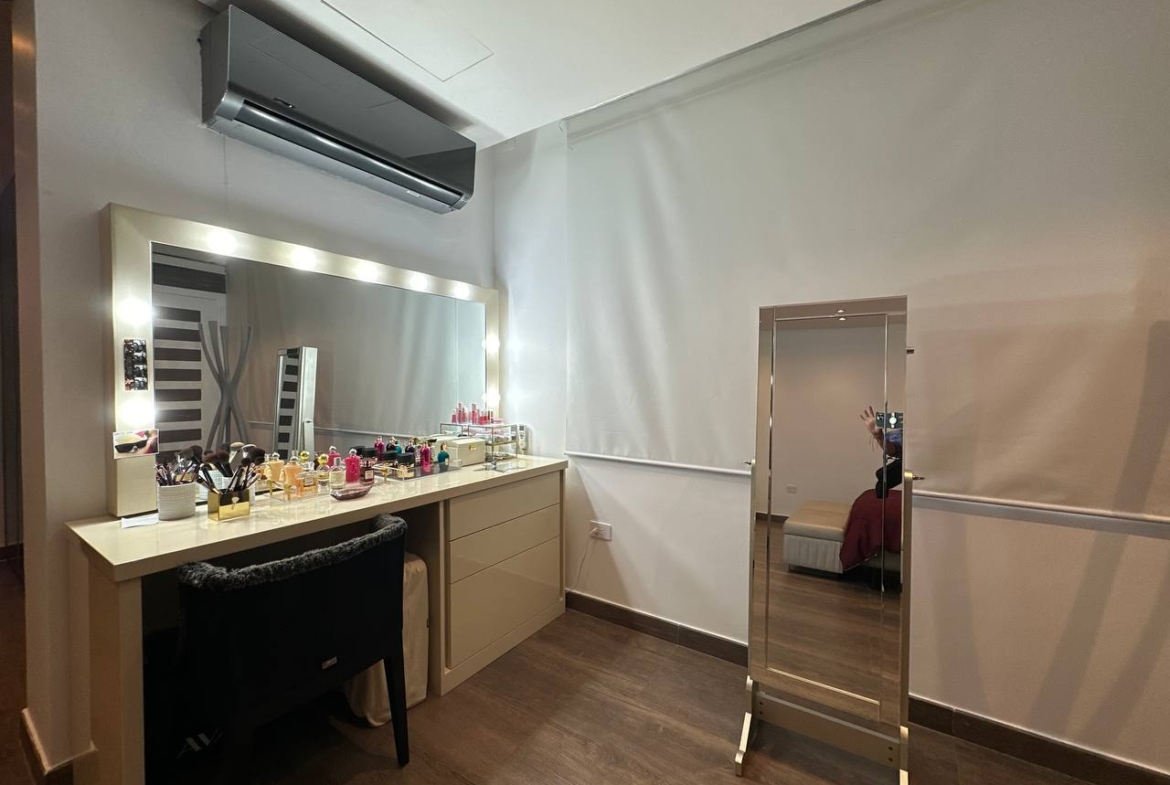 Casa en Venta en Altamira, Caracas – 1.800m², 8 Habitaciones, 8.5 Baños y 6 Puestos de Estacionamiento
