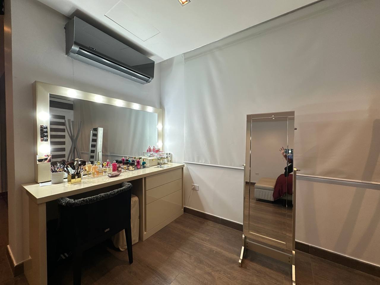Altamira-Casa-Dormitorio (3) Casa en Venta en Altamira, Caracas – 1.800m², 8 Habitaciones, 8.5 Baños y 6 Puestos de Estacionamiento