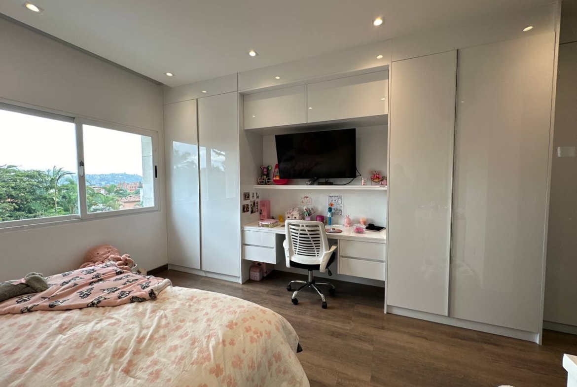 Casa en Venta en Altamira, Caracas – 1.800m², 8 Habitaciones, 8.5 Baños y 6 Puestos de Estacionamiento