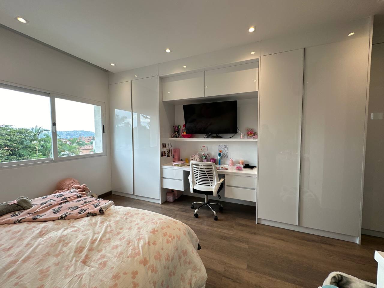 Altamira-Casa-Dormitorio (4) Casa en Venta en Altamira, Caracas – 1.800m², 8 Habitaciones, 8.5 Baños y 6 Puestos de Estacionamiento