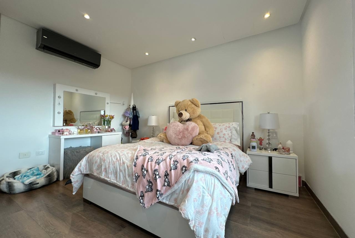 Casa en Venta en Altamira, Caracas – 1.800m², 8 Habitaciones, 8.5 Baños y 6 Puestos de Estacionamiento