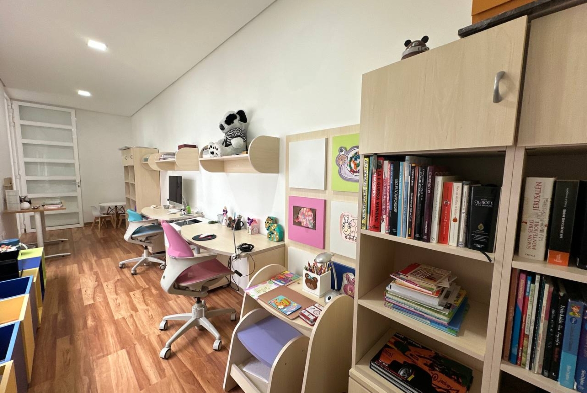 Casa en Venta en Altamira, Caracas – 1.800m², 8 Habitaciones, 8.5 Baños y 6 Puestos de Estacionamiento