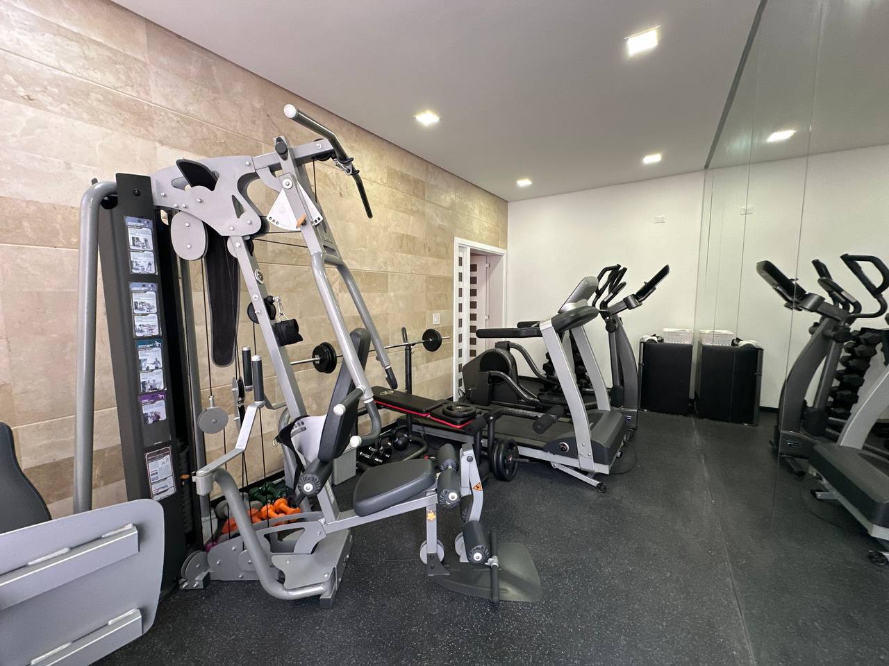 Altamira-Casa-Gym Casa en Venta en Altamira, Caracas – 1.800m², 8 Habitaciones, 8.5 Baños y 6 Puestos de Estacionamiento