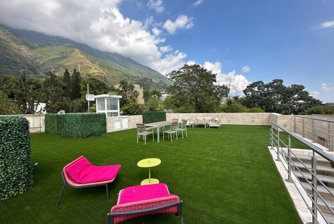 Casa en Venta en Altamira, Caracas – 1.800m², 8 Habitaciones, 8.5 Baños y 6 Puestos de Estacionamiento