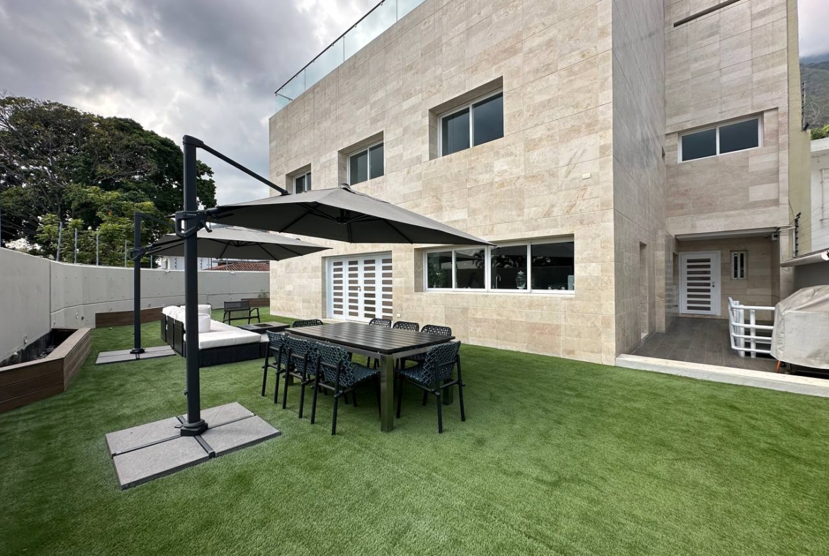 Casa en Venta en Altamira, Caracas – 1.800m², 8 Habitaciones, 8.5 Baños y 6 Puestos de Estacionamiento