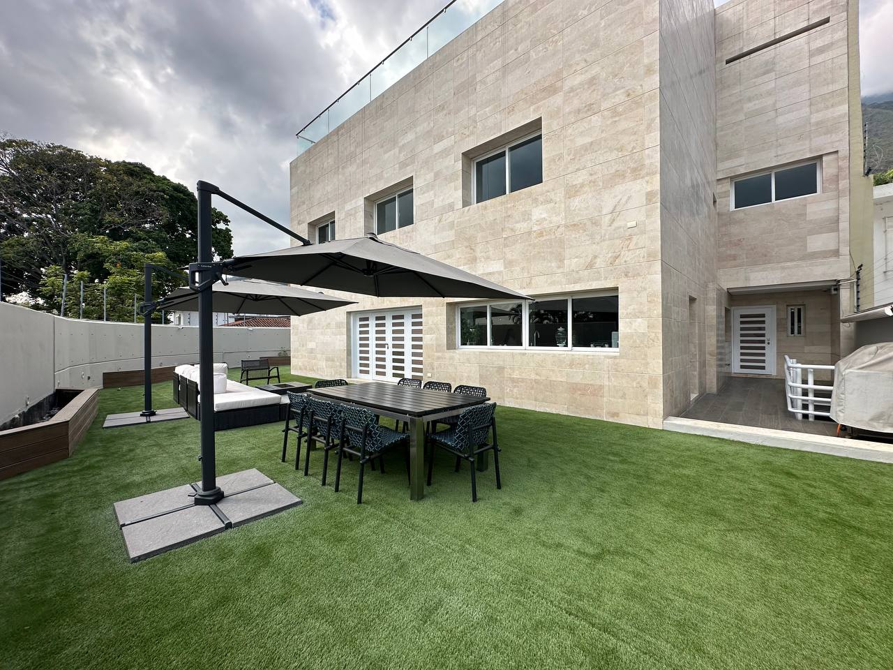Altamira-Casa-Jardin (2) Casa en Venta en Altamira, Caracas – 1.800m², 8 Habitaciones, 8.5 Baños y 6 Puestos de Estacionamiento