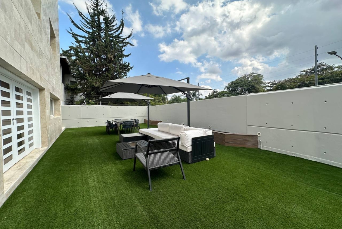 Casa en Venta en Altamira, Caracas – 1.800m², 8 Habitaciones, 8.5 Baños y 6 Puestos de Estacionamiento