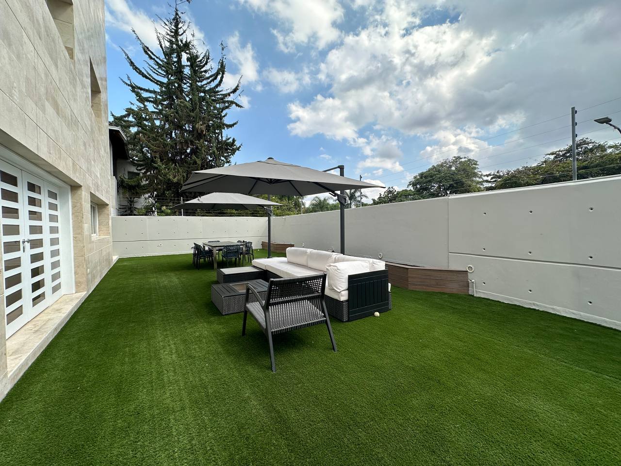 Altamira-Casa-Jardin (3) Casa en Venta en Altamira, Caracas – 1.800m², 8 Habitaciones, 8.5 Baños y 6 Puestos de Estacionamiento