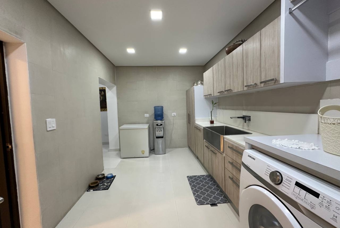Casa en Venta en Altamira, Caracas – 1.800m², 8 Habitaciones, 8.5 Baños y 6 Puestos de Estacionamiento