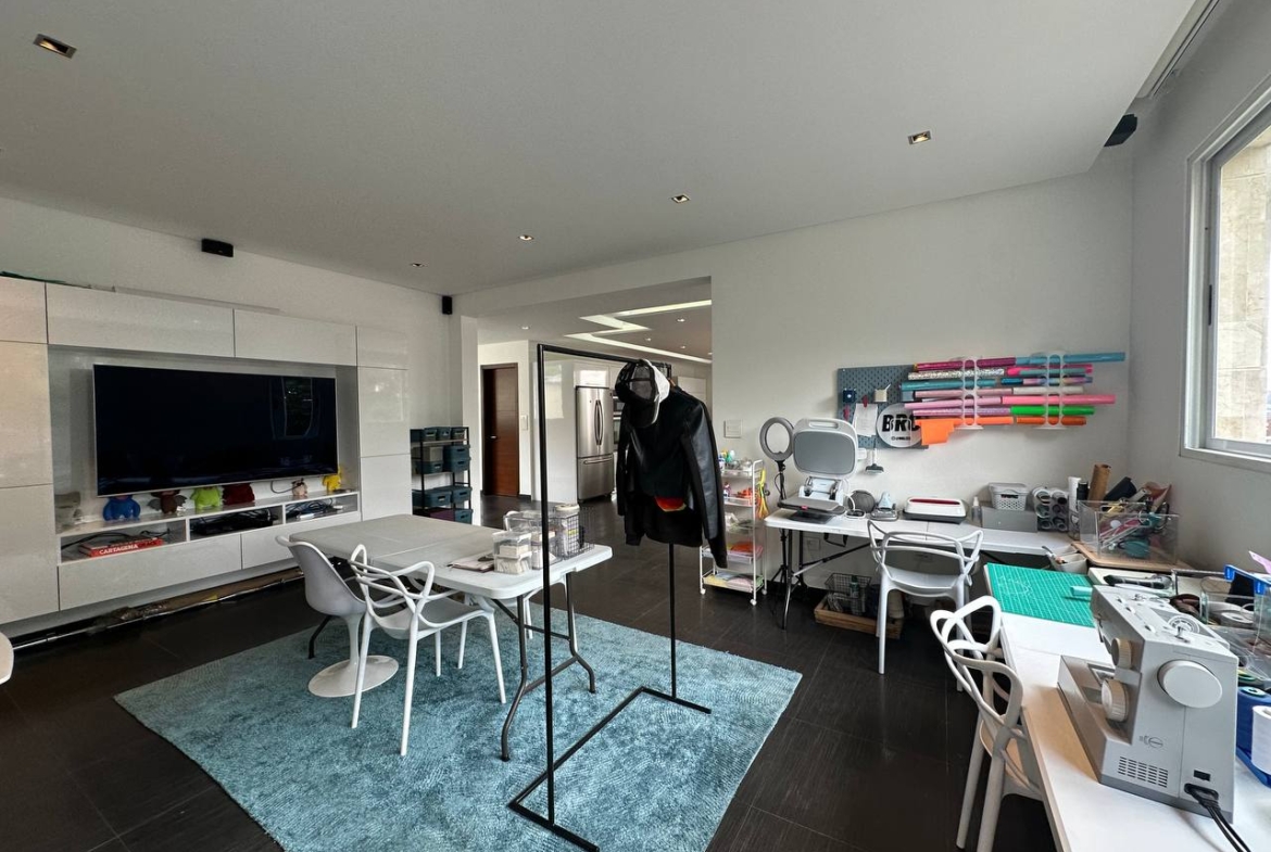Casa en Venta en Altamira, Caracas – 1.800m², 8 Habitaciones, 8.5 Baños y 6 Puestos de Estacionamiento