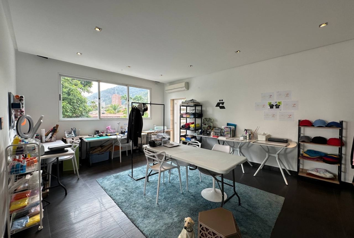 Casa en Venta en Altamira, Caracas – 1.800m², 8 Habitaciones, 8.5 Baños y 6 Puestos de Estacionamiento