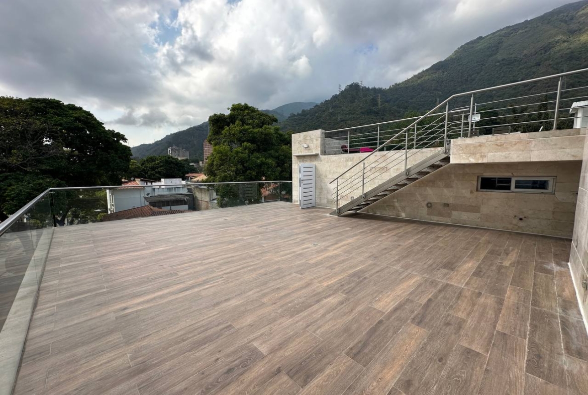 Casa en Venta en Altamira, Caracas – 1.800m², 8 Habitaciones, 8.5 Baños y 6 Puestos de Estacionamiento