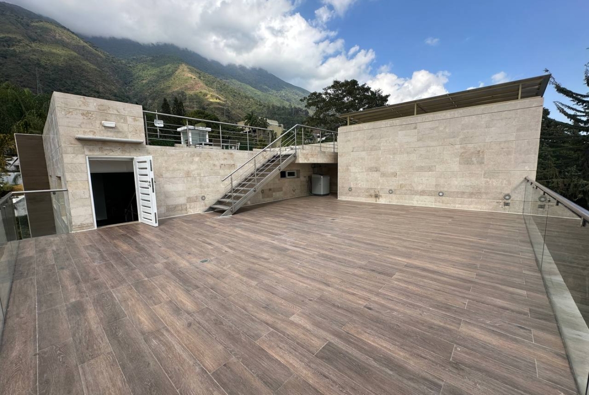 Casa en Venta en Altamira, Caracas – 1.800m², 8 Habitaciones, 8.5 Baños y 6 Puestos de Estacionamiento