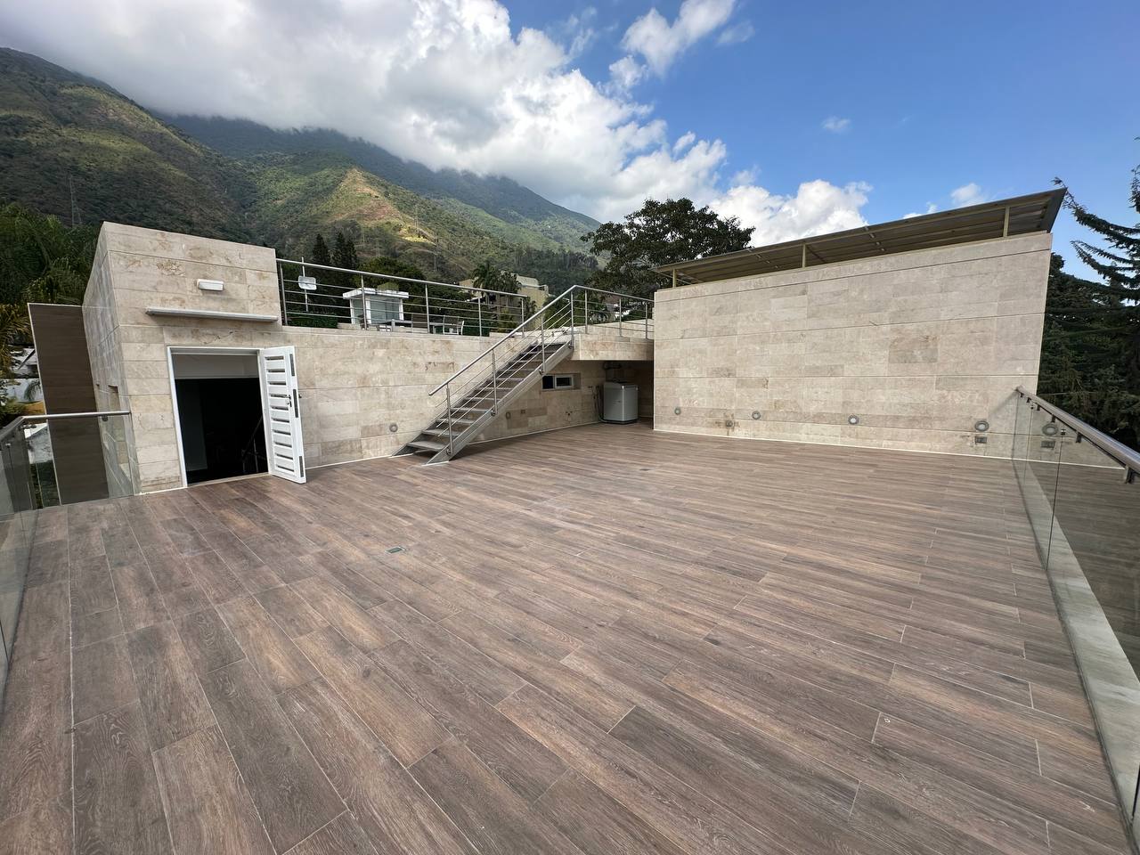 Altamira-Casa-Patio (2) Casa en Venta en Altamira, Caracas – 1.800m², 8 Habitaciones, 8.5 Baños y 6 Puestos de Estacionamiento