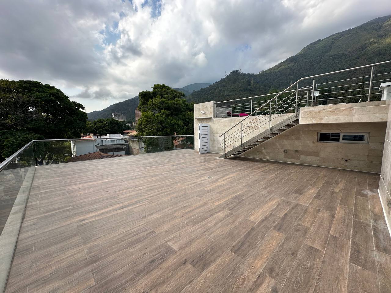 Altamira-Casa-Patio Casa en Venta en Altamira, Caracas – 1.800m², 8 Habitaciones, 8.5 Baños y 6 Puestos de Estacionamiento
