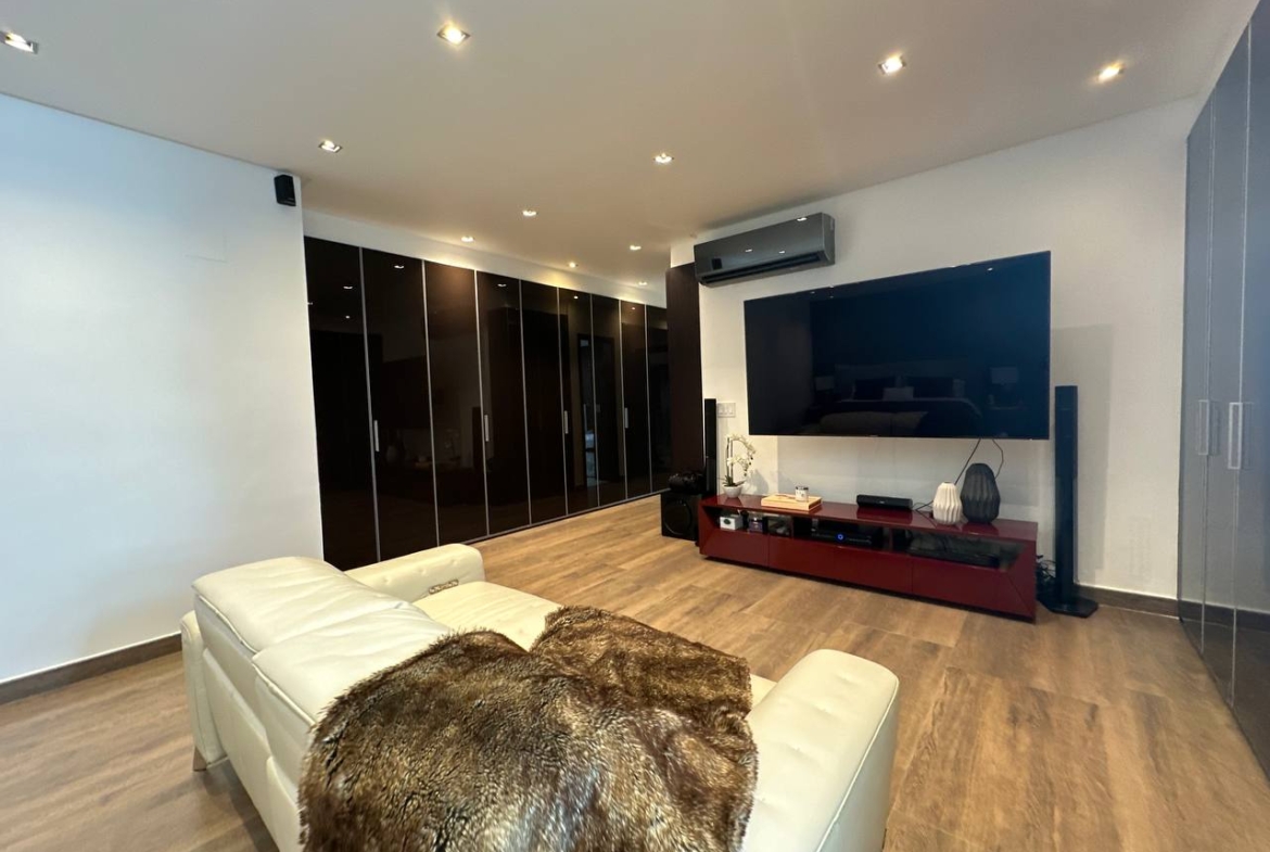 Casa en Venta en Altamira, Caracas – 1.800m², 8 Habitaciones, 8.5 Baños y 6 Puestos de Estacionamiento