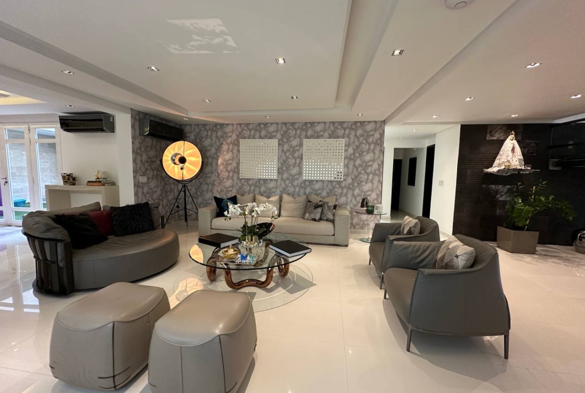 Casa en Venta en Altamira, Caracas – 1.800m², 8 Habitaciones, 8.5 Baños y 6 Puestos de Estacionamiento