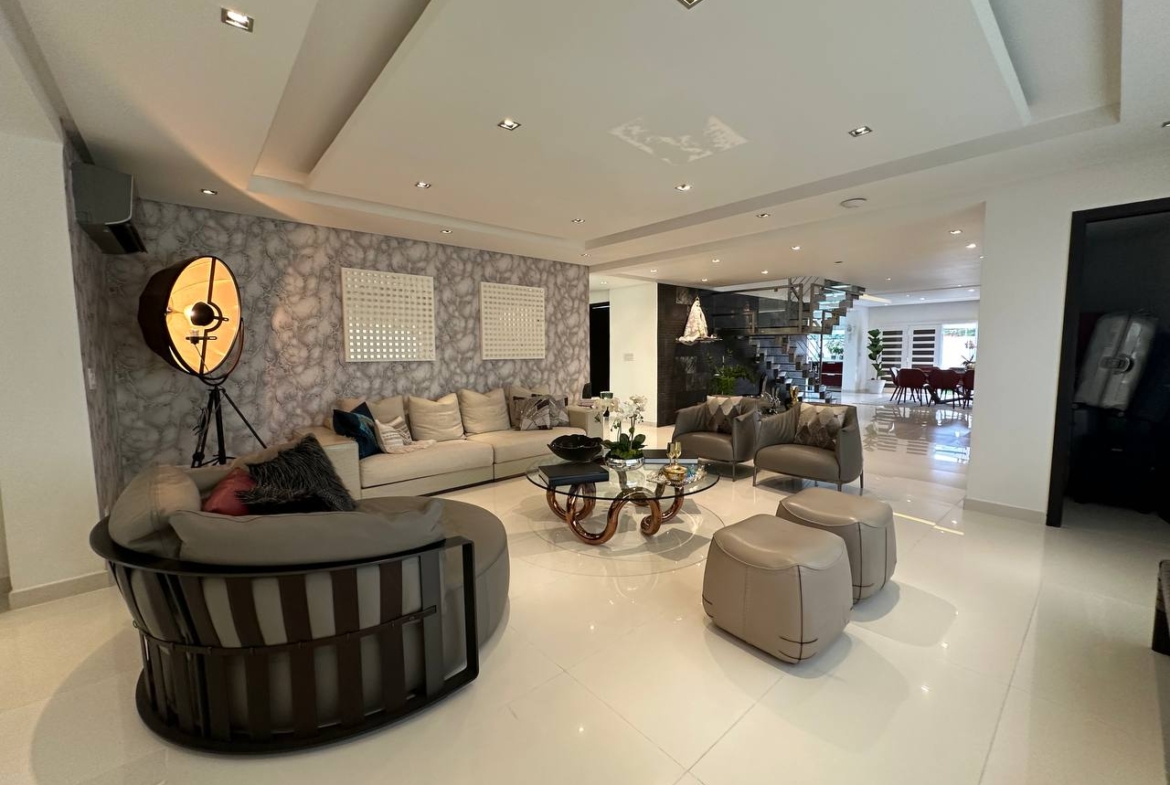 Casa en Venta en Altamira, Caracas – 1.800m², 8 Habitaciones, 8.5 Baños y 6 Puestos de Estacionamiento